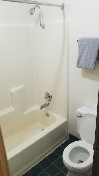 Hotel 2 Queens Hotel Room 228 Wi-Fi Booking สติลวอเตอร์ ภายนอก รูปภาพ