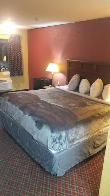 Hotel 2 Queens Hotel Room 228 Wi-Fi Booking สติลวอเตอร์ ภายนอก รูปภาพ